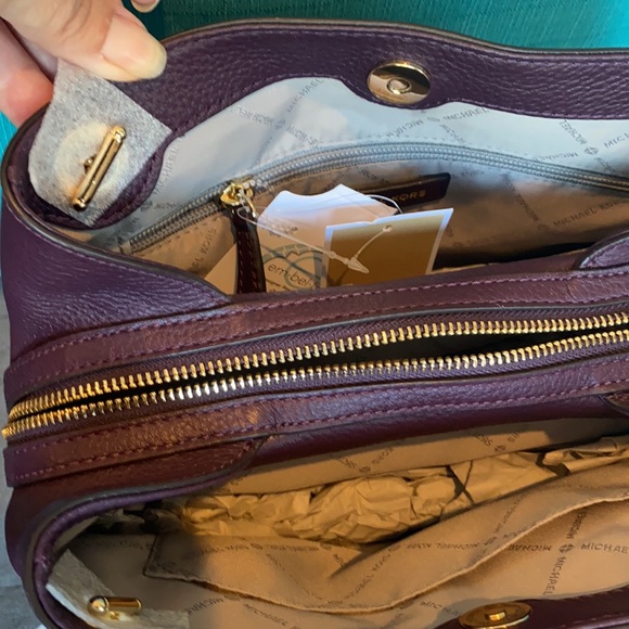 Michael Kors Damson Deep Burgundy Messenger Chain - Picture 3 of 5